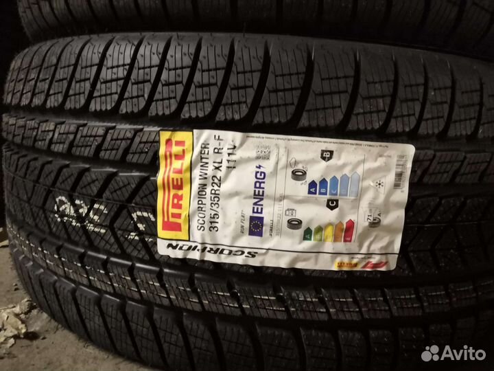 Pirelli Scorpion Winter RFT 315/35 R22 и 275/40 R22 111V