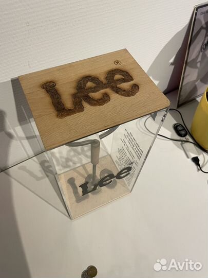 Клеймо джинсового бренда Lee