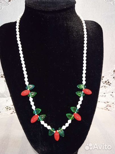 Бусы с листочками с ягодами Чехословакия