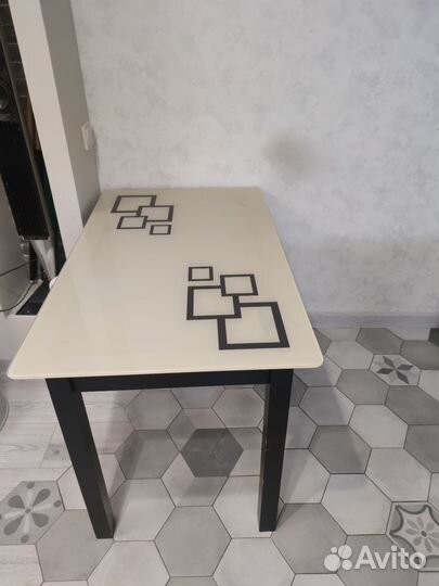 Стол обеденный