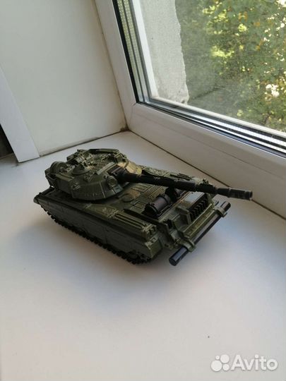 Игрушечный танк(пластик)