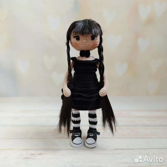 Кукла уэнсдей вязаная