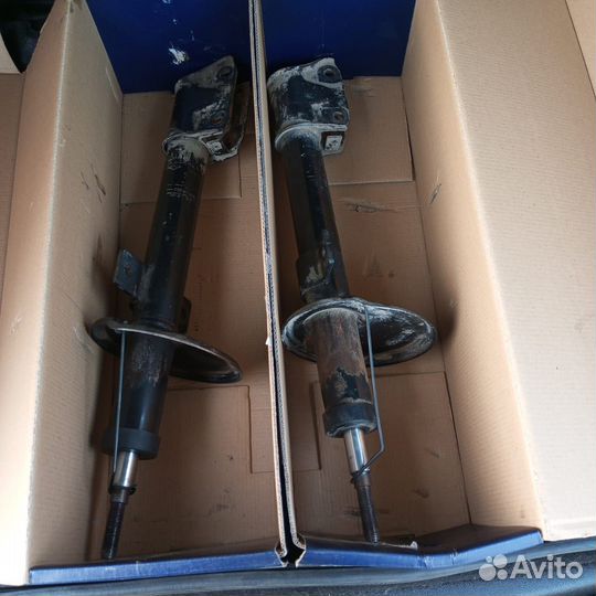 Стойки амортизаторы Рено Дастер б/у 2 шт