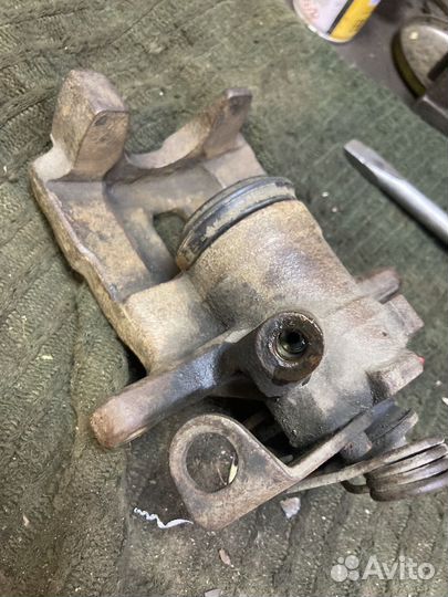 Суппорт задний правый T4