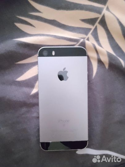 Телефон iPhone SE