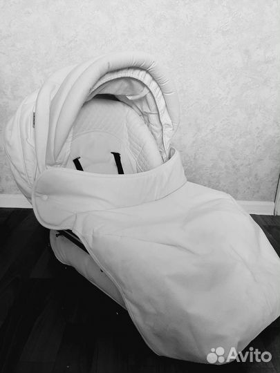 Коляска 2 в 1 белоснежная эко кожа Roan marita