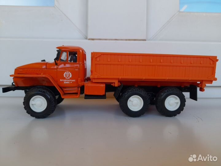Урал 5557 ранний самосвал сельхозник элекон 1:43