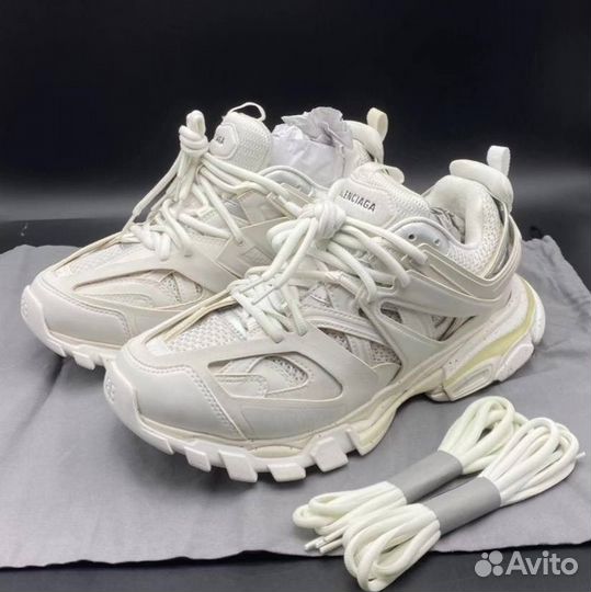 Кроссовки balenciaga track 1 белые на руках