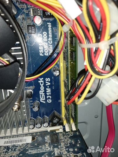 Игровой компьютер с монитором и клавиатурой