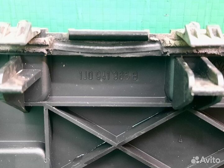 Корпус блока предохранителей Volkswagen Golf 4