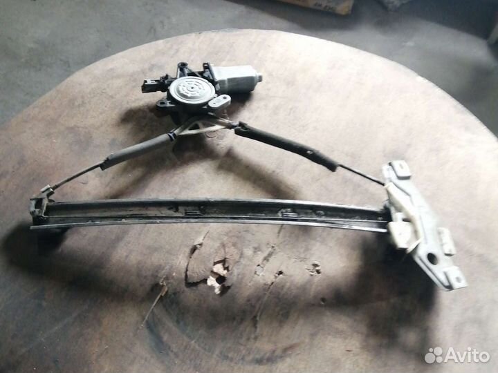 Продам левое стекло на тоёта корола 100