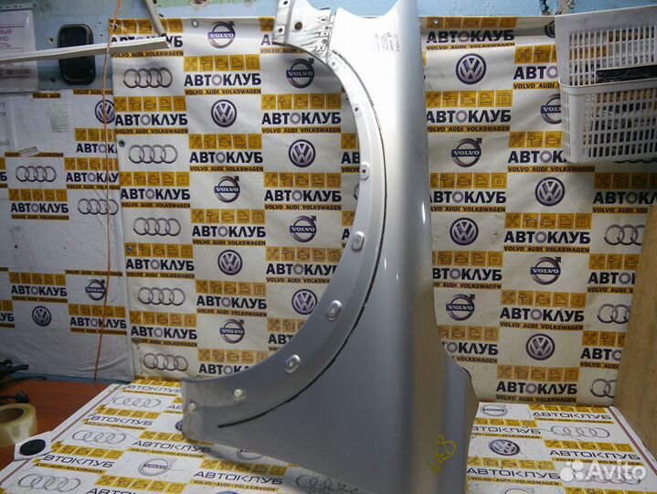 Крыло переднее левое Вольво XC70 серебро