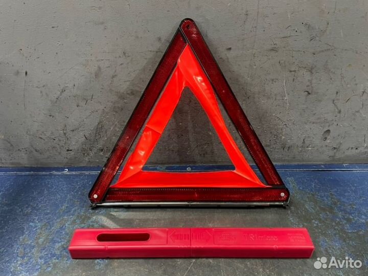 Знак аварийной остановки Audi A4 B8