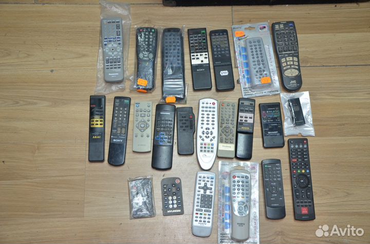Пульты для телевизоров и магнитофонов разные 23 шт