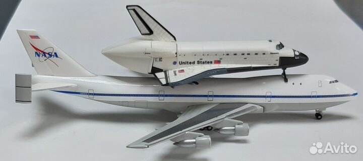 Модель самолета B 747-SR46SCA + Discovery 1:500