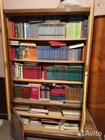 Книги вместе со шкафами