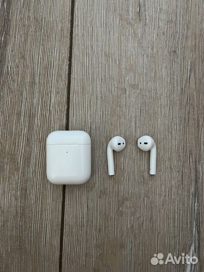 Apple AirPods 2 with Wireless Charging Case
