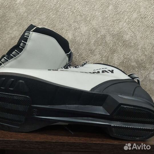 Лыжные ботинки