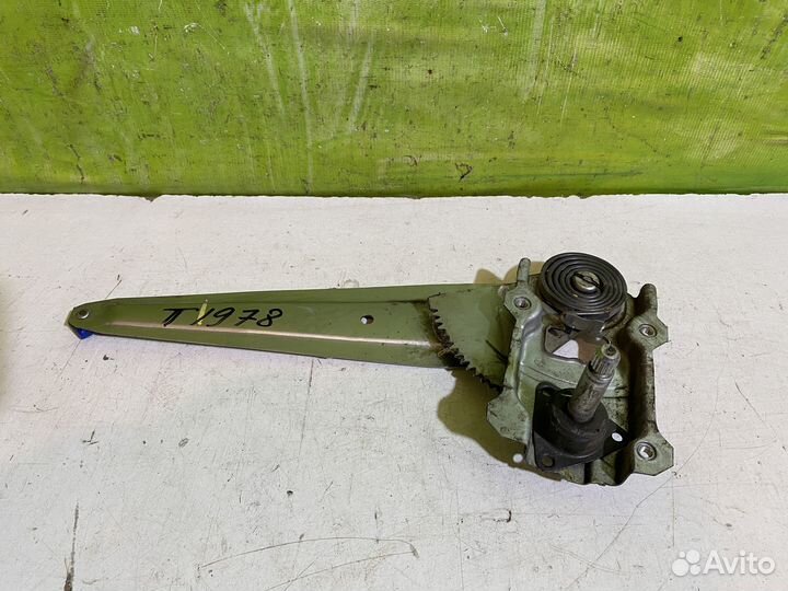 Стеклоподъемник задний правый Toyota Corolla E150