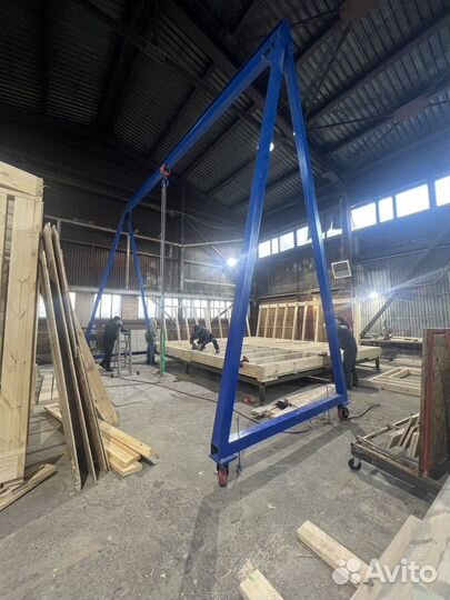 Мобильный козловой кран с электроприводом колес