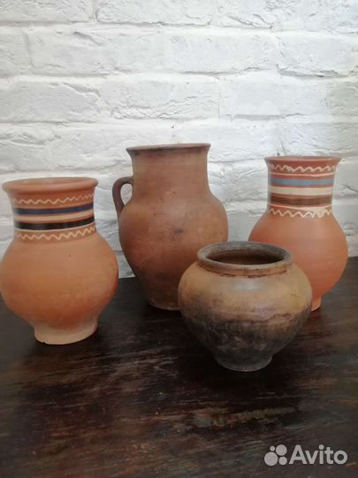 Глиняные крынки, горшки