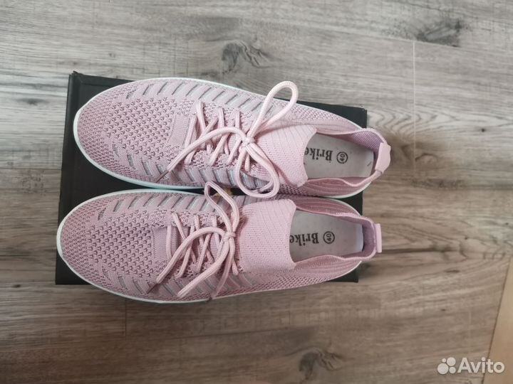 Кроссовки женские