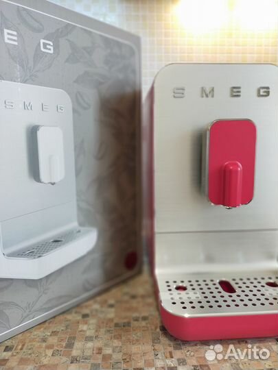 Автоматическая кофемашина smeg красная новая
