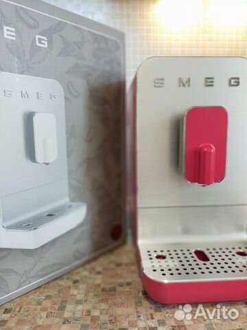 Автоматическая кофемашина smeg красная новая