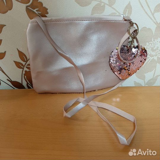 Сумка для девочки украшенная паетками
