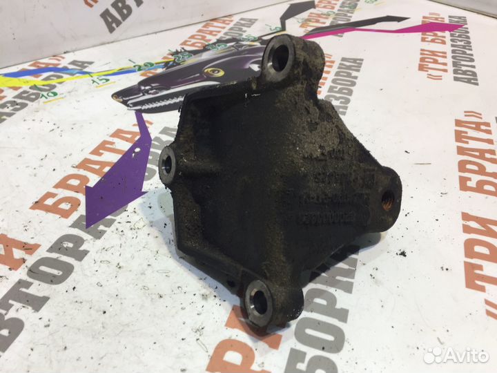 Рено Трафик Кронштейн двигателя правый Прав