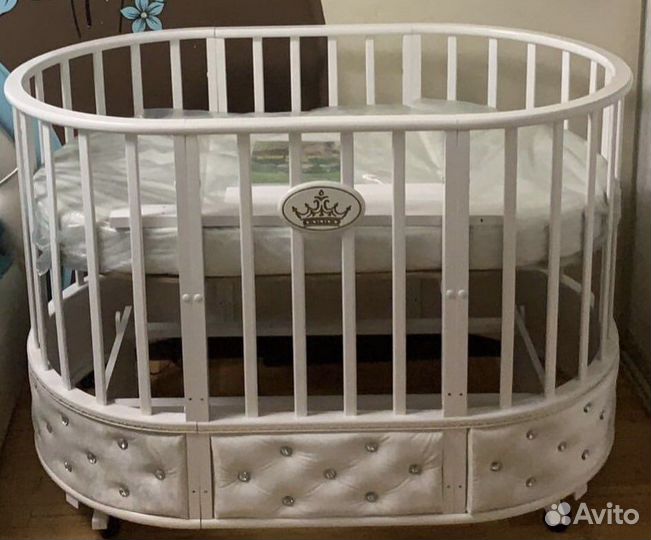 Кроватка овальная с маятником