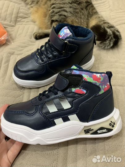 Кроссовки новые зимнии с мехом 28,29,34