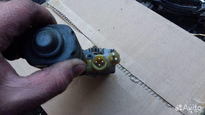 Мотор стеклоподъемника правый Mercedes W140