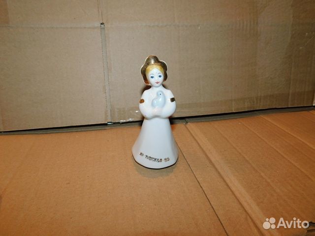 Антикварная,красивая статуэтка девушка-Катюша с го