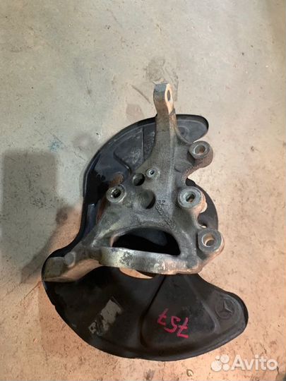 Поворотный кулак передний правый Mercedes-Benz