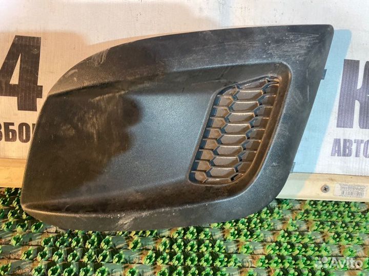 Накладка противотуманной фары передняя левая LADA