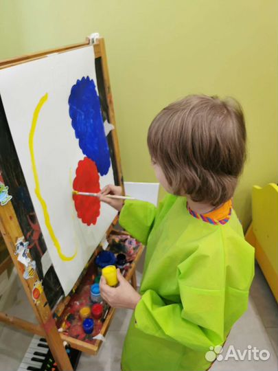 Няня на неполный день, сопровождающая