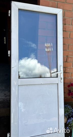 Дверь пластиковая б/у,металлические входные двери