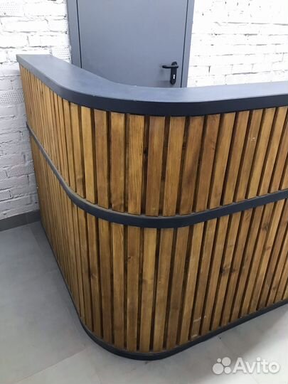 Стойка ресепшн + 2 лавки