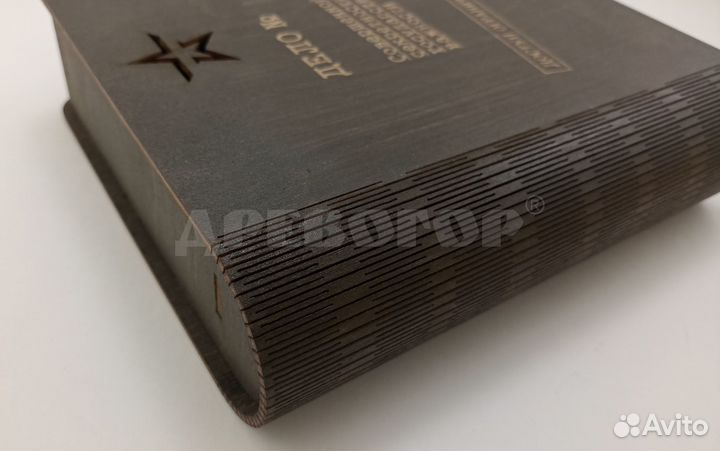 Коробка из дерева с откидной крышкой