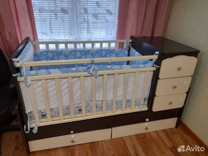 Детская кроватка с маятником