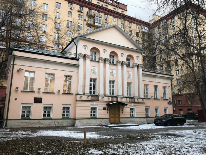 Здание, 588.3 м²