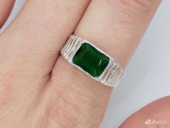 Перстень с изумрудом