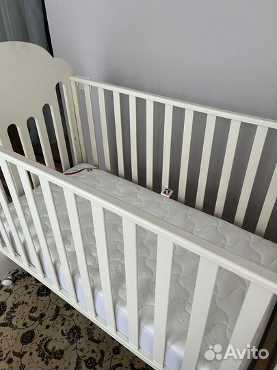 Детская кроватка,пеленальный столик,стульчик,весы