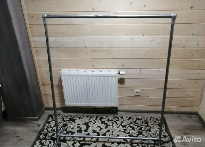 Стойка для одежды очень крепкая, надежная