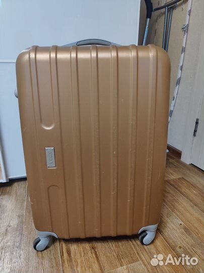 Чемодан на колесах размер M