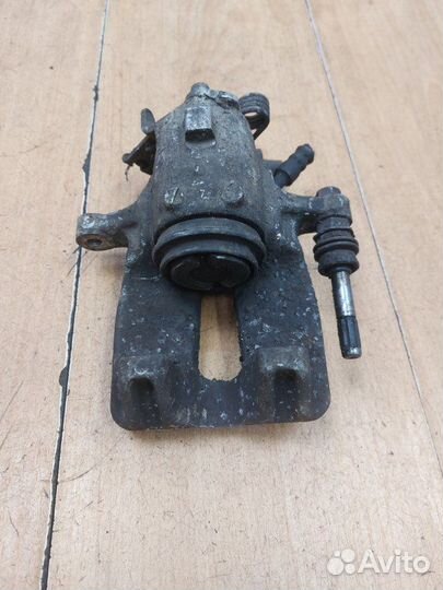 Тормозной суппорт задний правый Opel Insignia