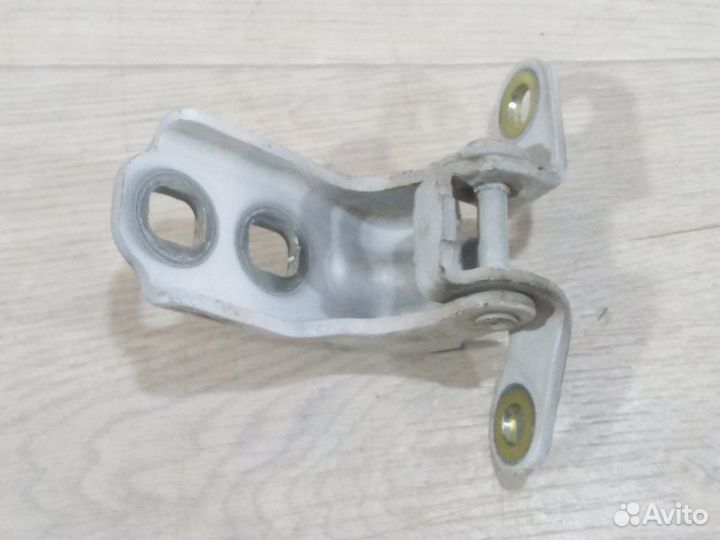 Петля двери передняя правая Chevrolet Cobalt седан