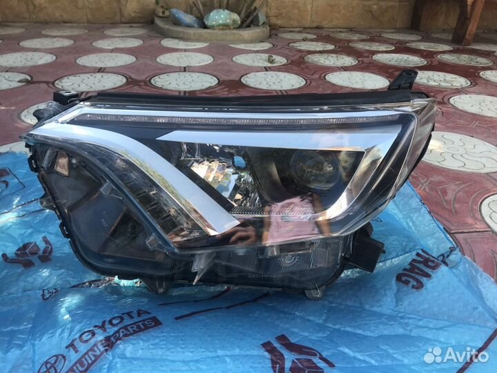 Фара передняя Toyota RAV4 2015-н.в