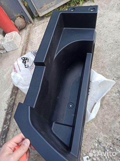Продам бардачок багажника на rav4